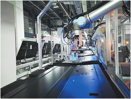 新兴科技赋能制造业转型，长虹等企业拥抱个人互联网服务的黄金十年